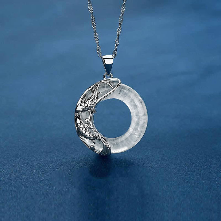 Buddha Stones Collier pendentif rond en quartz clair représentant une carpe koï porte-bonheur et une boucle de la paix - image 2