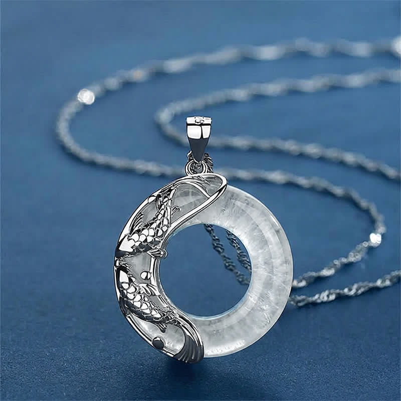 Buddha Stones Collier pendentif rond en quartz clair représentant une carpe koï porte-bonheur et une boucle de la paix - Quartz clair (Protection ♥ Guérison) - image 0