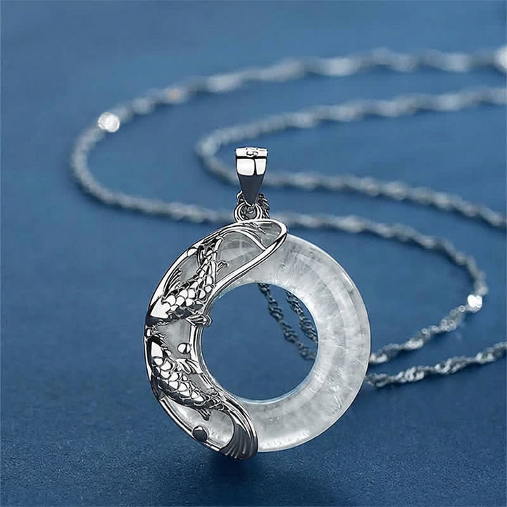 Buddha Stones Collier pendentif rond en quartz clair représentant une carpe koï porte-bonheur et une boucle de la paix - Quartz clair (Protection ♥ Guérison) - image 0