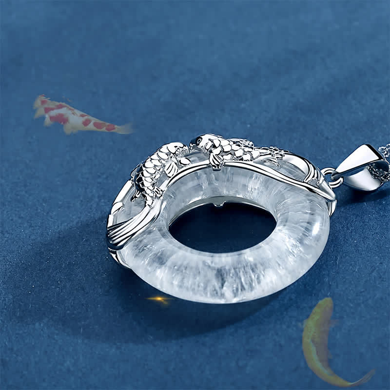 Buddha Stones Collier pendentif rond en quartz clair représentant une carpe koï porte-bonheur et une boucle de la paix - image 3