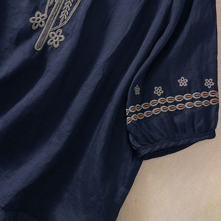 T-shirt femme à col rond et manches courtes bouffantes, orné de broderies florales unies et de Buddha Stones - image 3