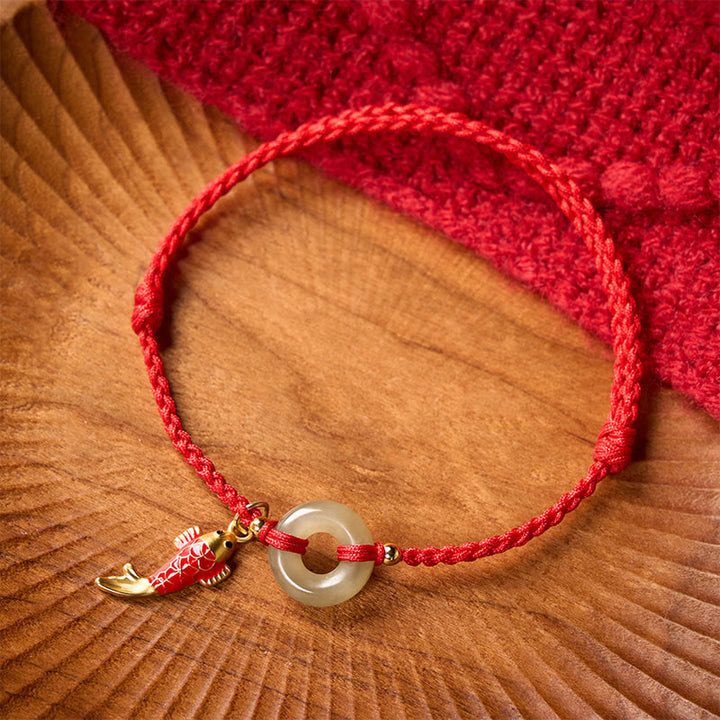 Buddha Stones Bracelet de protection avec breloque poisson koi et boucle de la paix, cordon rouge jade - Jade naturel (la couleur peut varier) - 16-18 cm - image 0