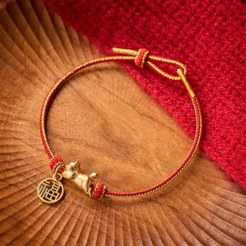 Buddha Stones Bracelet de prospérité tissé à la main en fil de cuivre rouge, représentant un chat Fu couché - Personnage Cat&Fu (Tour de poignet 15–18 cm) - image 0
