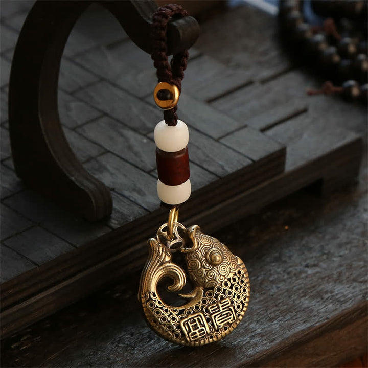 Buddha Stones Porte-clés ronds tressés en laiton représentant des carpes koï et le succès - Corde de perles blanches - image 0