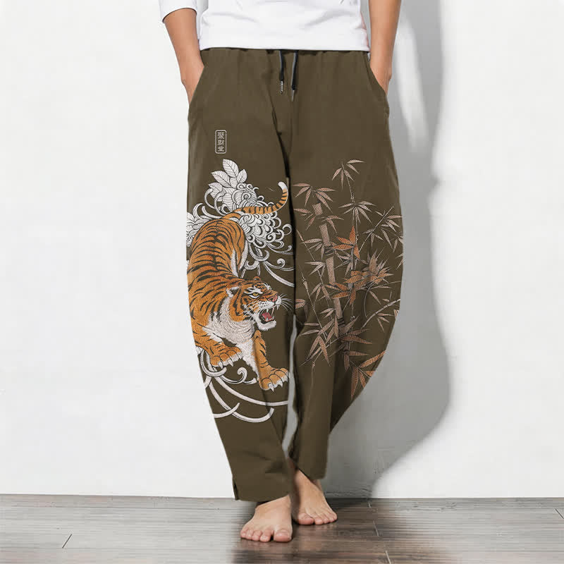 Buddha Stones Pantalon fuselé pour homme en pur coton, motif tigre rugissant et bambou, avec cordon de serrage et poches - Olive - US/UK/AU50，EU60 (5XL) - image 0