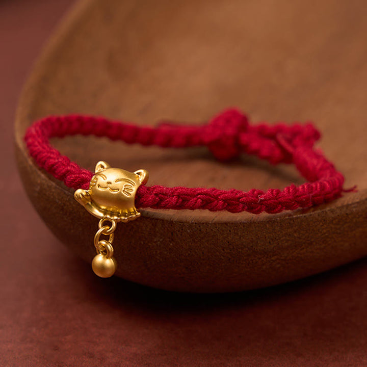 Buddha Stones Bracelet de protection tissé à la main, orné d'un pendentif chat porte-bonheur en cuivre et fil rouge tibétain. - Rouge foncé (Tour de poignet 15-17 cm) - image 0