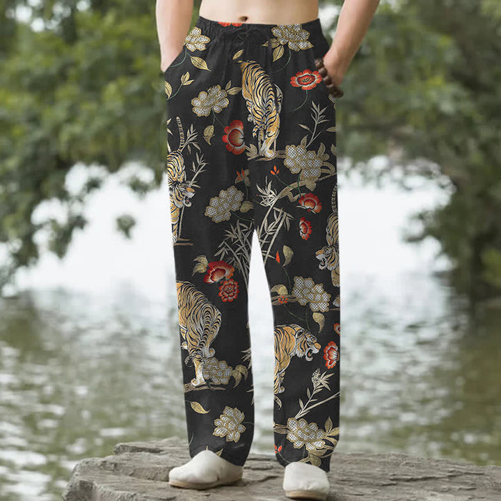 Buddha Stones Pantalon fuselé pour homme en coton à motif floral bambou et tigre, avec poches - Noir - US/UK/AU50，EU60 (5XL) - image 0