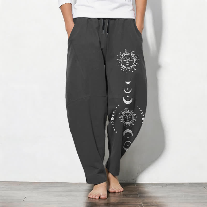 Buddha Stones Pantalon fuselé pour homme en pur coton avec cordon de serrage, motif phases du soleil et de la lune et poches - Noir - US/UK/AU50，EU60 (5XL) - image 0