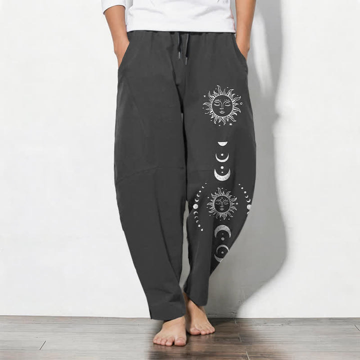 Buddha Stones Pantalon fuselé pour homme en pur coton avec cordon de serrage, motif phases du soleil et de la lune et poches - Noir - US/UK/AU50，EU60 (5XL) - image 0