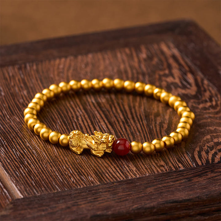Buddha Stones Bracelet Pi Xiu en cuivre plaqué or et agate rouge, symbole de richesse, avec perles rondes. - image 1