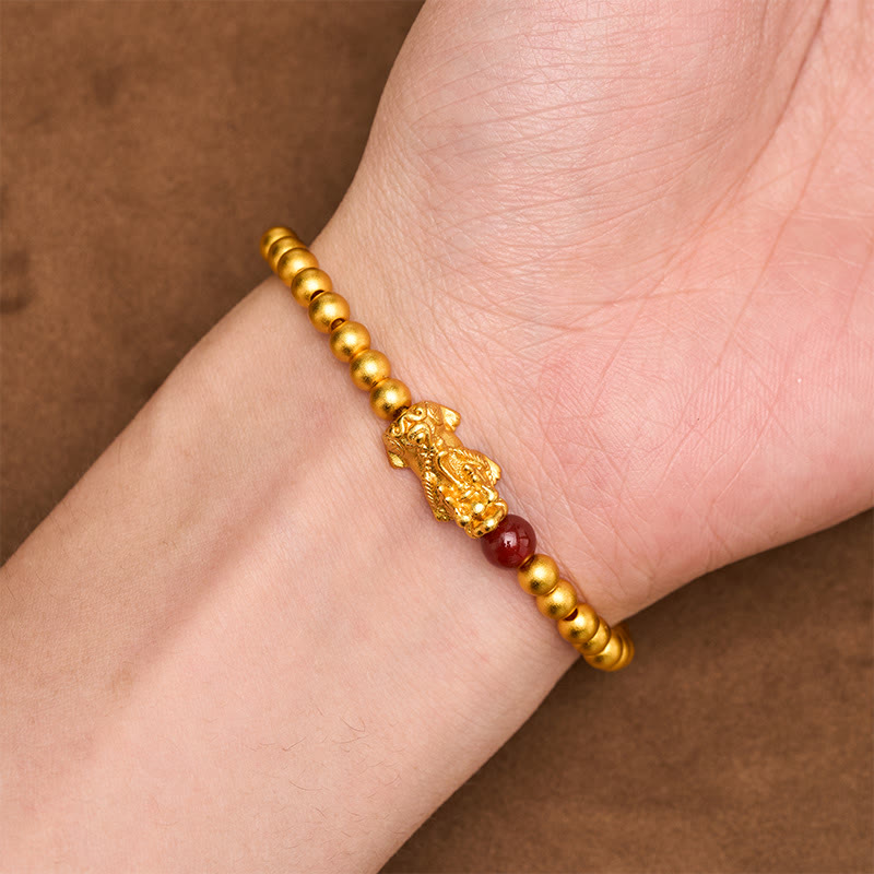 Buddha Stones Bracelet Pi Xiu en cuivre plaqué or et agate rouge, symbole de richesse, avec perles rondes. - image 3