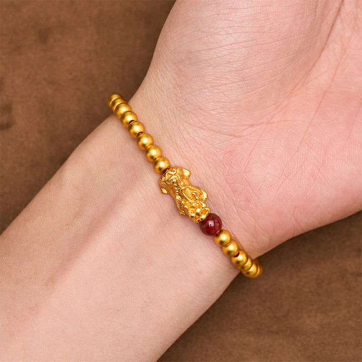 Buddha Stones Bracelet Pi Xiu en cuivre plaqué or et agate rouge, symbole de richesse, avec perles rondes. - image 3