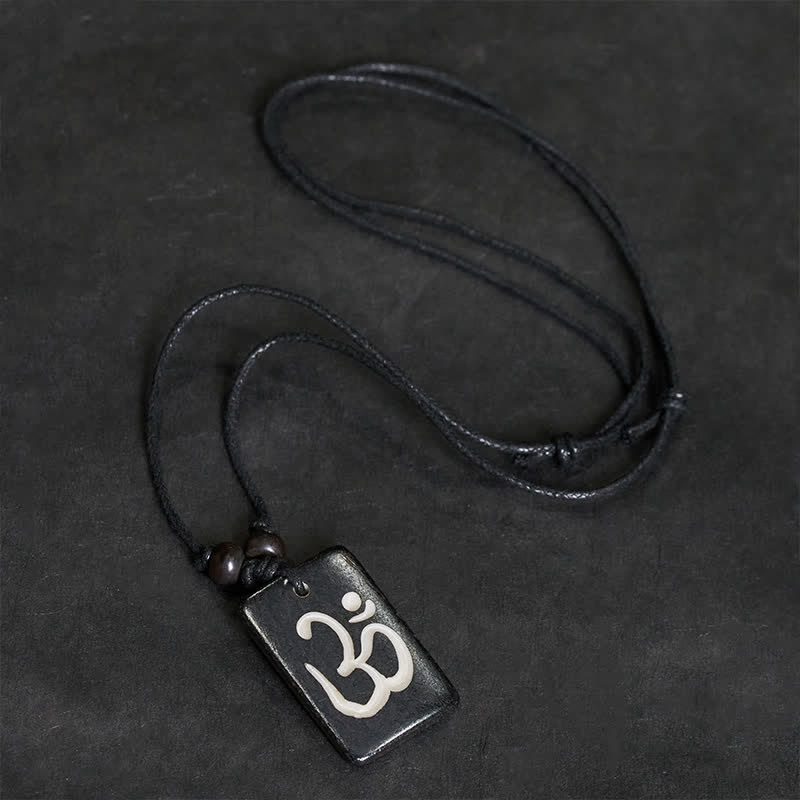 Buddha Stones Collier pendentif OM tibétain en perles d'os sculptées à la main, symbole de pleine conscience - image 1