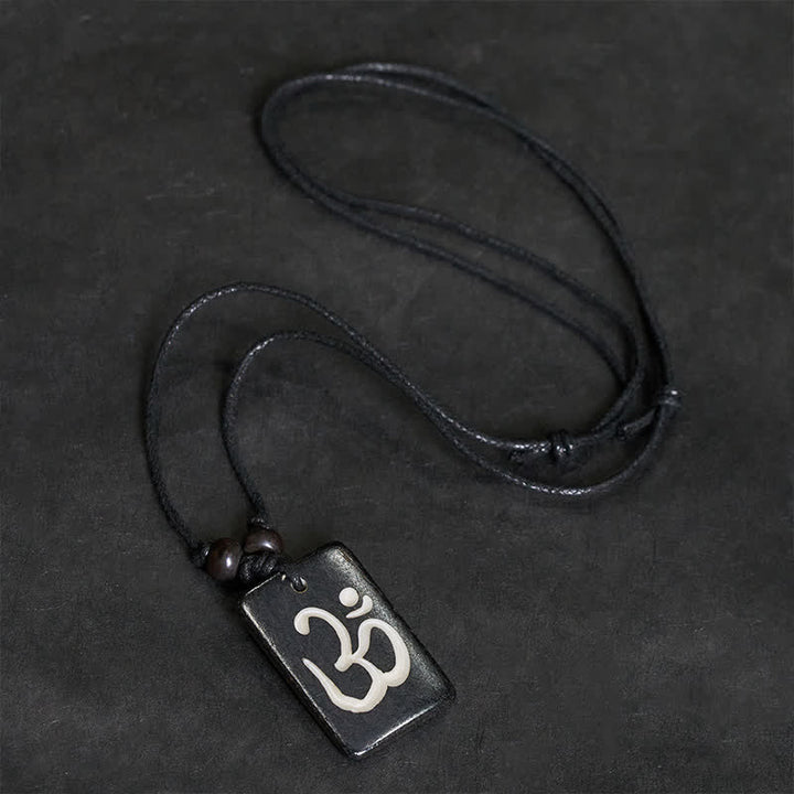Buddha Stones Collier pendentif OM tibétain en perles d'os sculptées à la main, symbole de pleine conscience - image 1