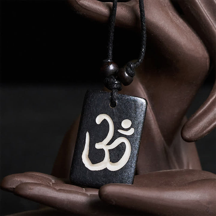 Buddha Stones Collier pendentif OM tibétain en perles d'os sculptées à la main, symbole de pleine conscience - image 2