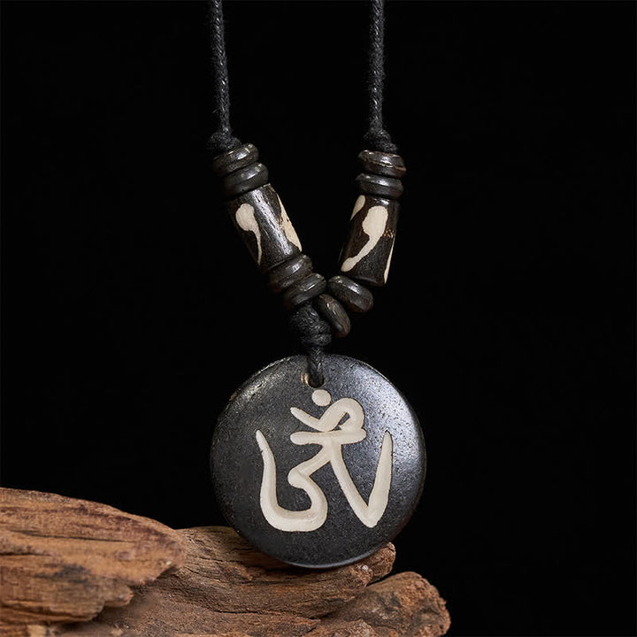 Buddha Stones Collier pendentif rond tibétain OM en perles d'os - OM (Pleine conscience ♥ Connexion) - image 0