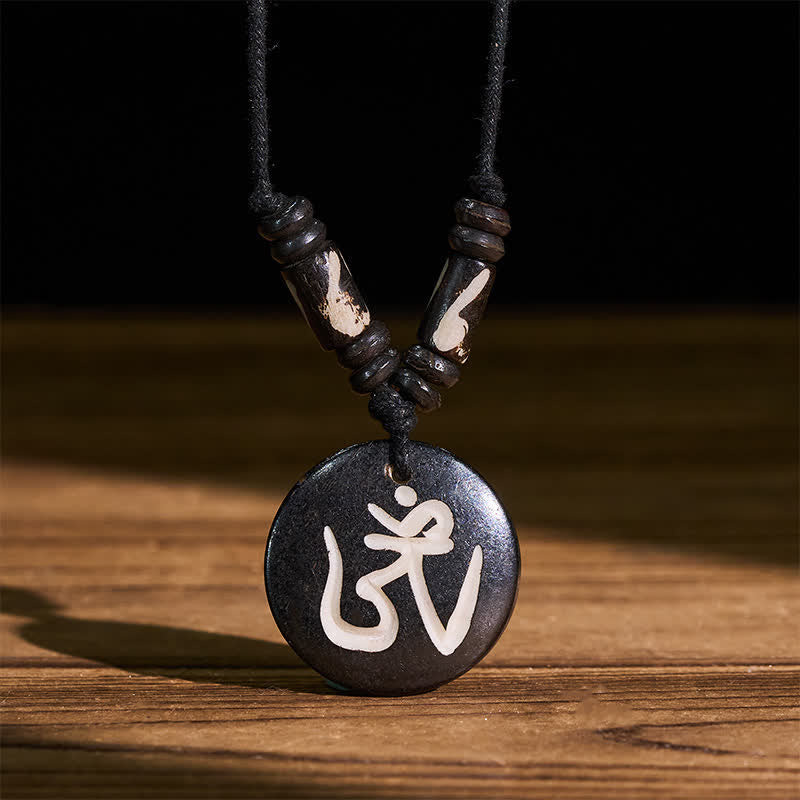 Buddha Stones Collier pendentif rond tibétain OM en perles d'os - image 1