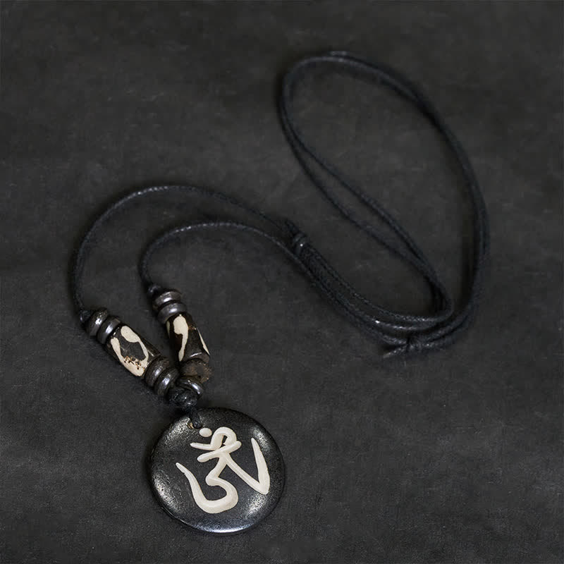 Buddha Stones Collier pendentif rond tibétain OM en perles d'os - image 2