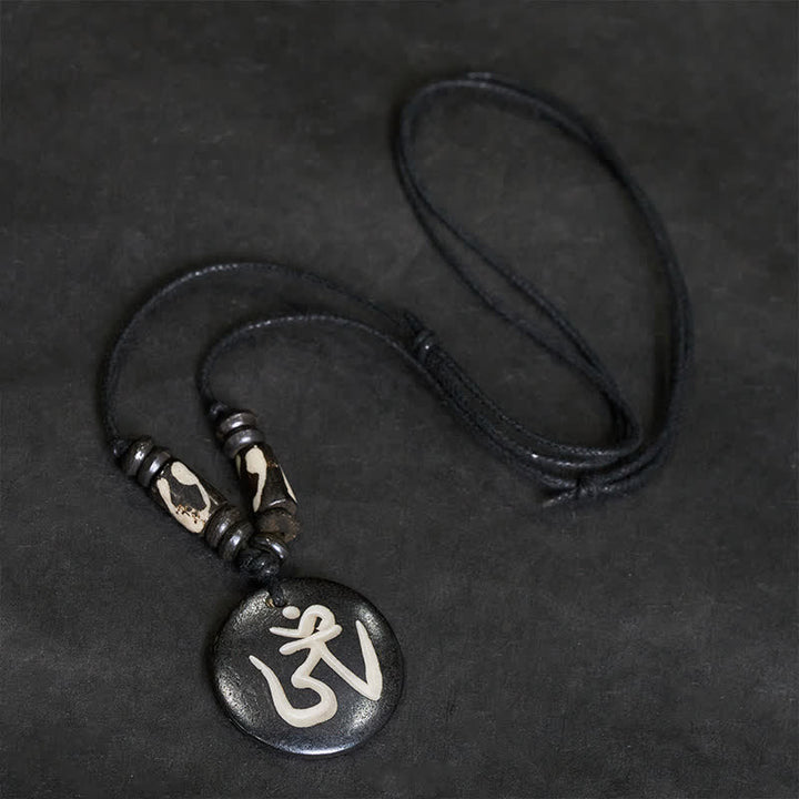 Buddha Stones Collier pendentif rond tibétain OM en perles d'os - image 2