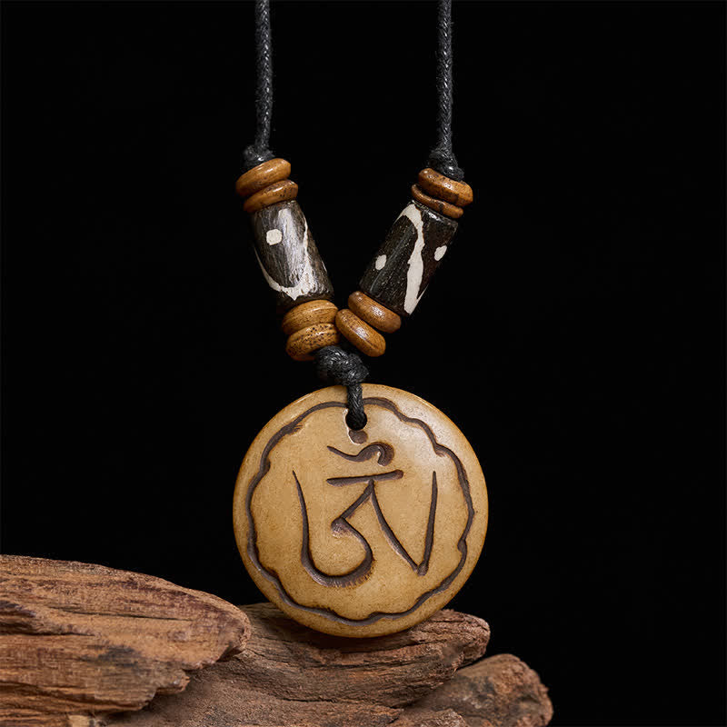 Buddha Stones Collier de compassion avec pendentif tibétain sculpté à la main en perles d'os OM - image 1