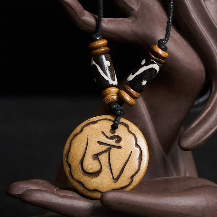 Buddha Stones Collier de compassion avec pendentif tibétain sculpté à la main en perles d'os OM - image 3