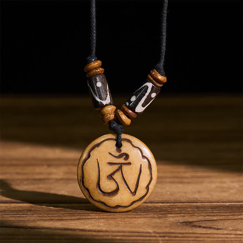 Buddha Stones Collier de compassion avec pendentif tibétain sculpté à la main en perles d'os OM - OM (Pleine conscience ♥ Connexion) - image 0