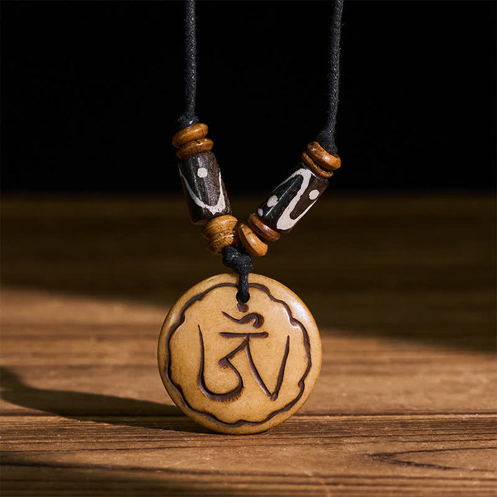 Buddha Stones Collier de compassion avec pendentif tibétain sculpté à la main en perles d'os OM - OM (Pleine conscience ♥ Connexion) - image 0