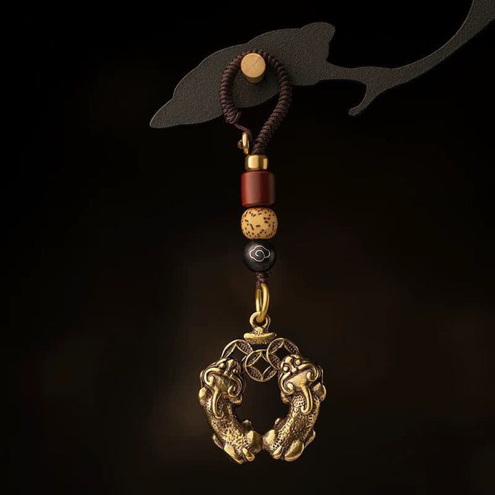 Buddha Stones Porte-clés vintage en laiton, double pièce de monnaie chinoise Pi Xiu, symbole de richesse - Porte-clés en forme de pièce de monnaie chinoise Pi Xiu (Dimensions du pendentif : environ 30 x 20 mm) - image 0