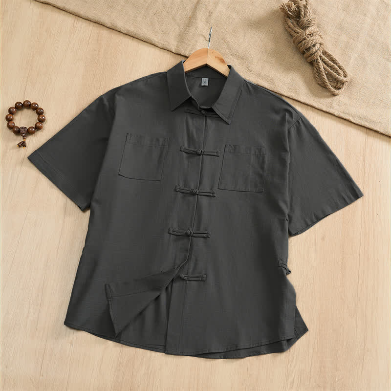 Buddha Stones Chemises d'été décontractées pour hommes, style Tang, à manches courtes, boutonnées et poches plaquées. - Gris sombre - US/UK/AU46, EU56 (5XL) - image 0