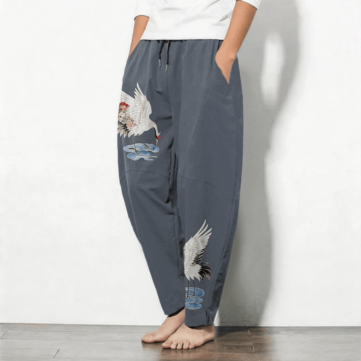 Buddha Stones Pantalon fuselé pour homme en pur coton rouge à motif de grue couronnée et cordon de serrage, avec poches - image 1