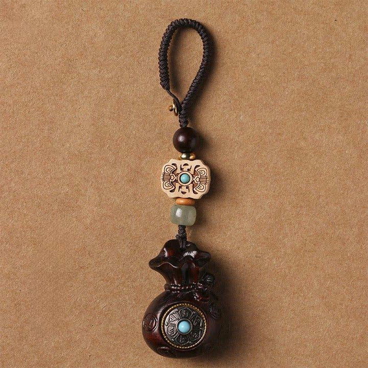 Buddha Stones Porte-clés Sérénité en bois de santal rouge et vert, symbole de bénédiction Om Mani Padme Hum, avec pièces de monnaie chinoises. - Porte-clés en bois de santal rouge - image 0