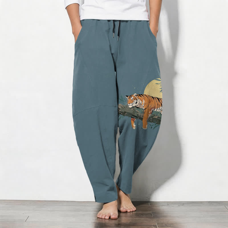 Buddha Stones Pantalon fuselé pour homme en pur coton, motif tigre et lune, cordon de serrage et poches - CadetBlue - US/UK/AU50，EU60 (5XL) - image 0
