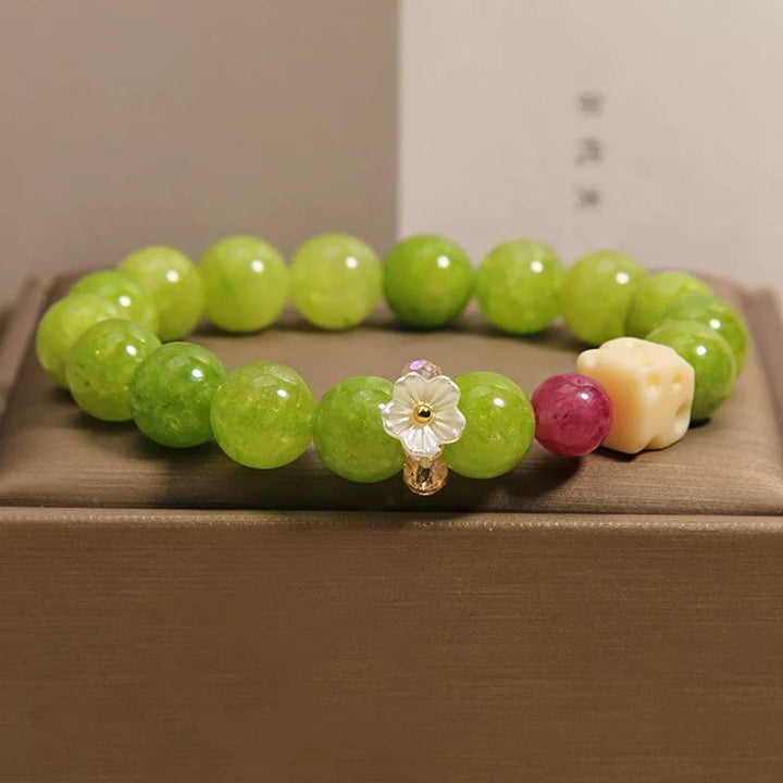 Buddha Stones Bracelet de perles de guérison avec breloque fleur de péridot - Péridot (Tour de poignet : 6,3–6,7 po / 16–17 cm) - image 0