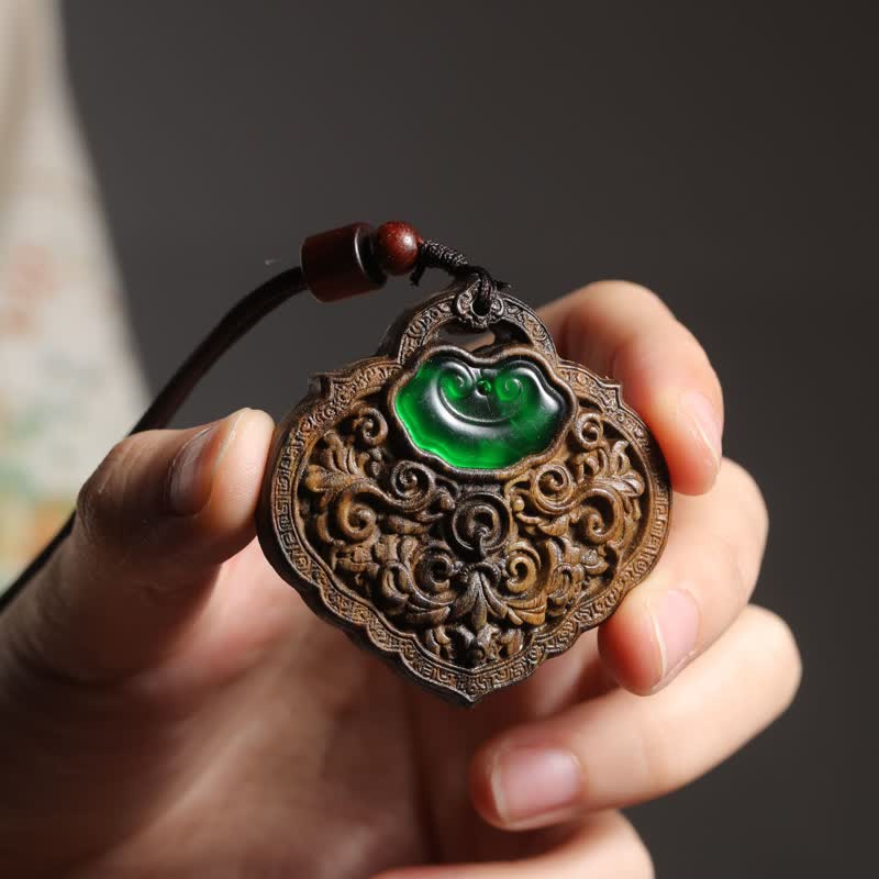 Buddha Stones Collier porte-bonheur en bois de Sappan et agate verte sculptée, avec cadenas et vœux de bonheur - Cadenas des bons vœux - image 0