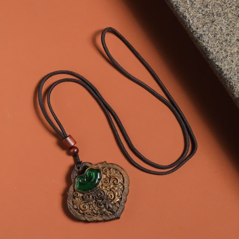 Buddha Stones Collier porte-bonheur en bois de Sappan et agate verte sculptée, avec cadenas et vœux de bonheur - image 2