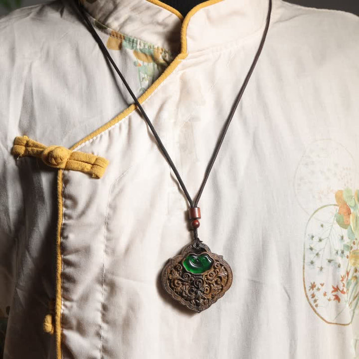Buddha Stones Collier porte-bonheur en bois de Sappan et agate verte sculptée, avec cadenas et vœux de bonheur - image 5