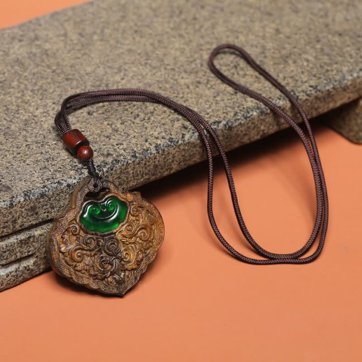 Buddha Stones Collier porte-bonheur en bois de Sappan et agate verte sculptée, avec cadenas et vœux de bonheur - image 1