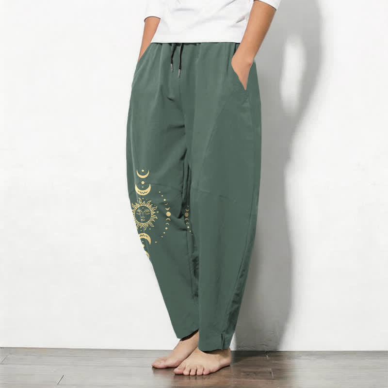Buddha Stones Pantalon fuselé pour homme en pur coton, motif soleil et lune céleste, cordon de serrage et poches - image 1