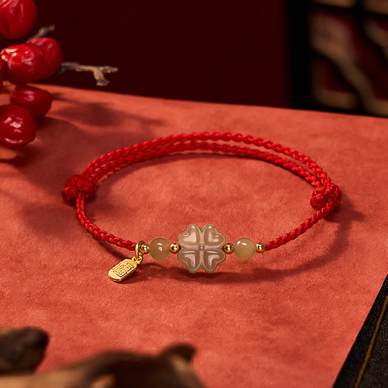 Bracelet porte-bonheur en Buddha Stones , orné d'un trèfle à quatre feuilles et du caractère Fu, avec un cordon rouge. - Trèfle à quatre feuilles (Tour de poignet : 16-18 cm) - image 0