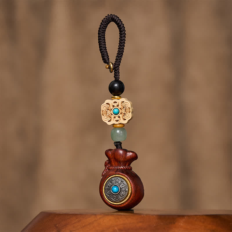 Buddha Stones Porte-clés Sérénité en bois de santal rouge et vert, symbole de bénédiction Om Mani Padme Hum, avec pièces de monnaie chinoises. - Porte-clés en bois de santal rouge - image 0