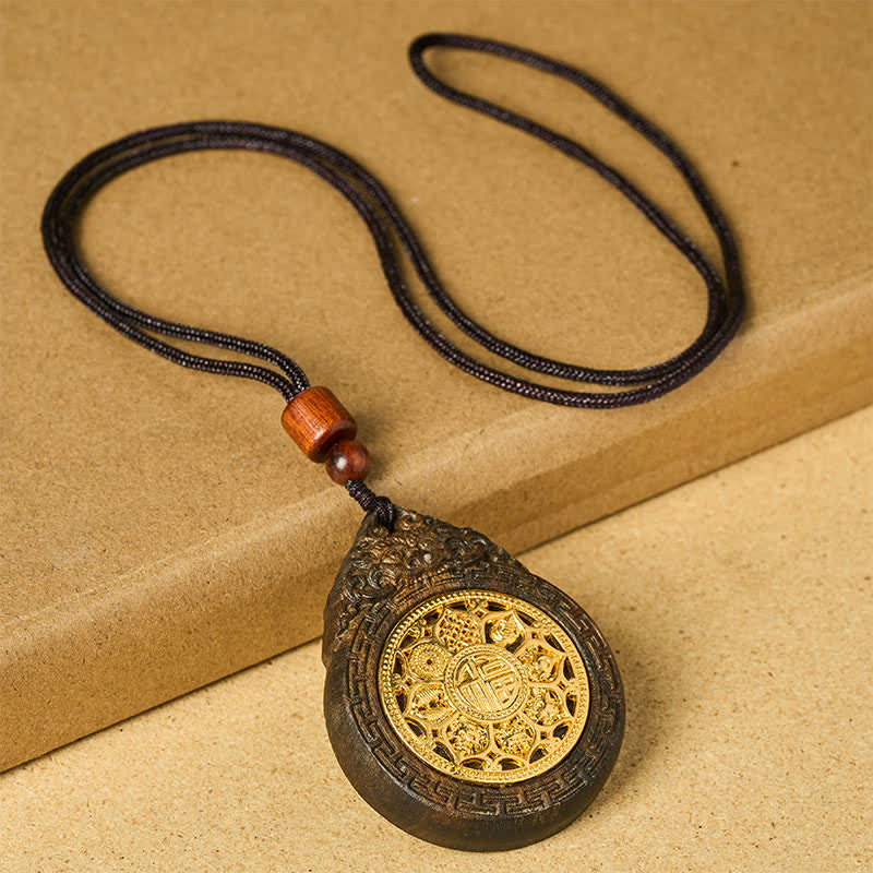 Buddha Stones Collier pendentif porte-bonheur en bois de sappan sculpté à la main, représentant le caractère Fu et symbole de bénédiction. - image 1