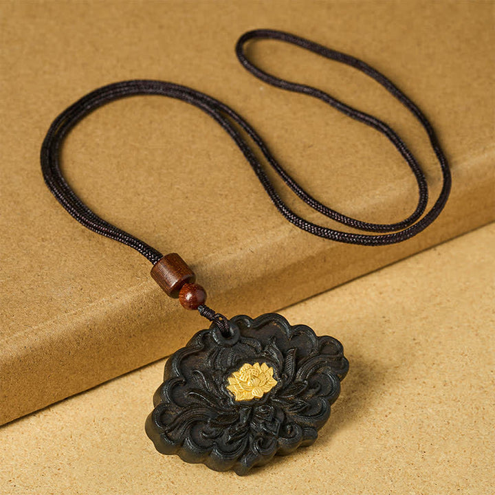 Buddha Stones Collier pendentif sculpté en relief représentant un lotus en bois de sappan - image 1