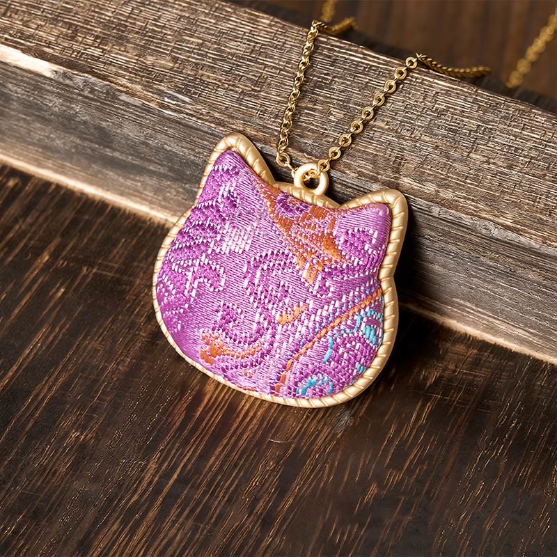 Buddha Stones Collier en cuivre à tête de chat en brocart, motif Chanson chinoise - Rose clair (même teinte – motif variable) - image 0