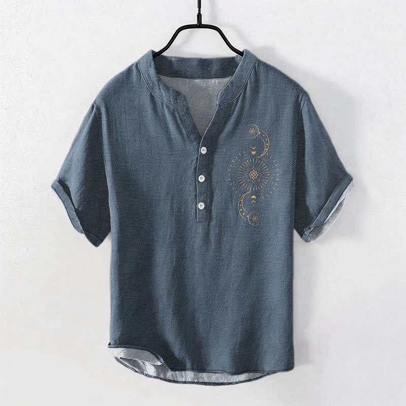 Buddha Stones Chemise à manches courtes pour homme en coton à motif soleil, lune et étoiles, demi-boutonnée - SteelBlue - US/UK/AU50，EU60 (5XL) - image 0
