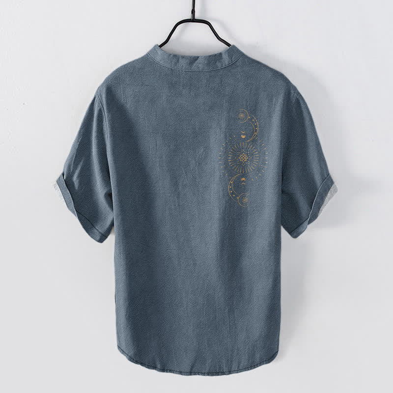 Buddha Stones Chemise à manches courtes pour homme en coton à motif soleil, lune et étoiles, demi-boutonnée - image 1