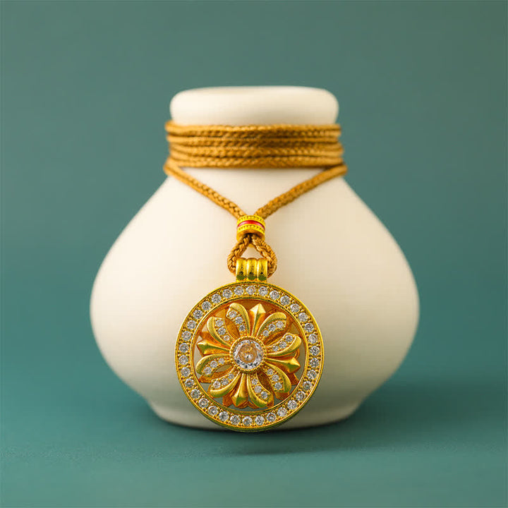 Buddha Stones Collier pendentif rond en laiton plaqué or avec fleur d'iris rotative - image 3