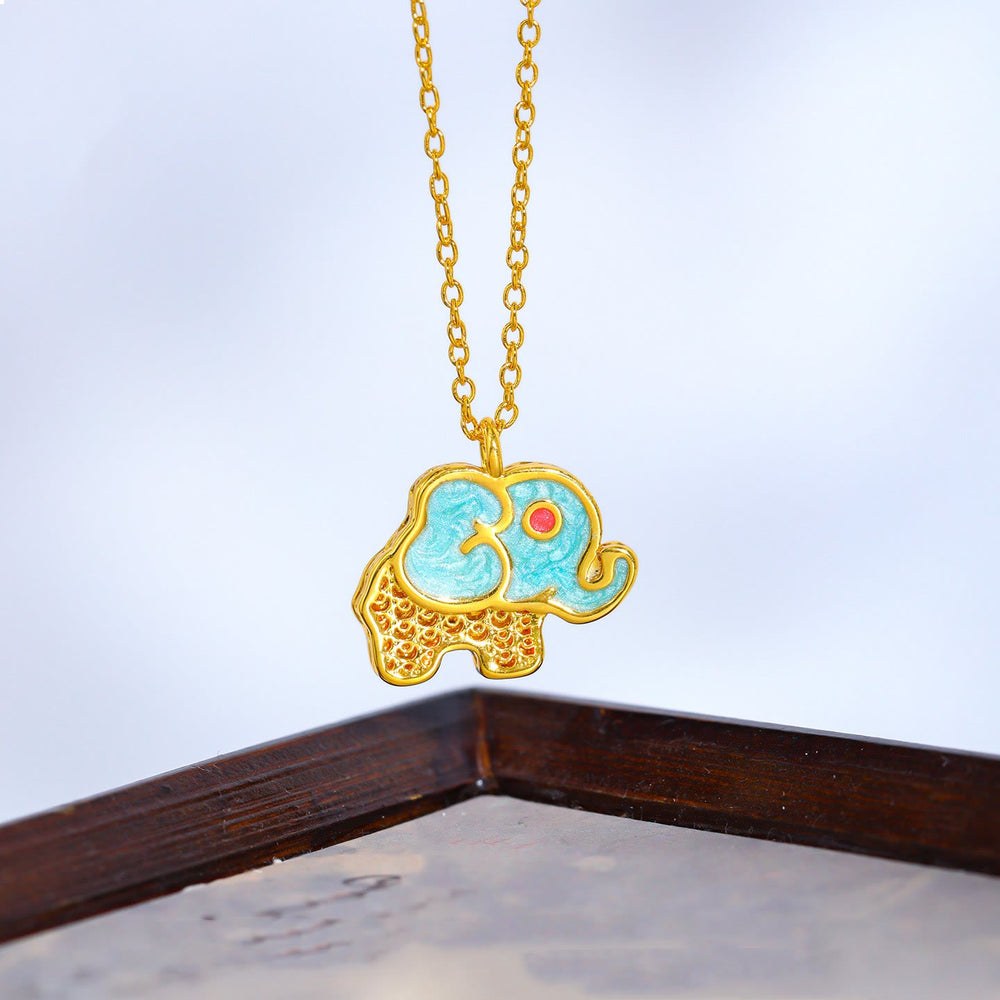 Buddha Stones Collier pendentif éléphant porte-bonheur ajouré en cuivre plaqué or 24 carats - Vert - image 1
