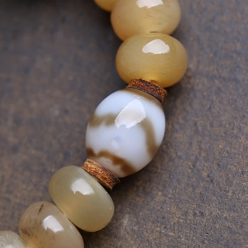Buddha Stones Bracelet tibétain en perles d'os et perles Dzi, représentant le Seigneur de la Forêt des Cadavres et la Protection de la Forêt. - image 1