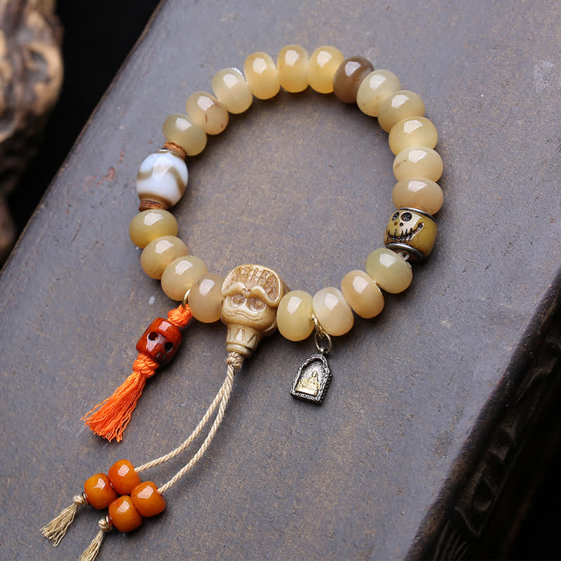 Buddha Stones Bracelet tibétain en perles d'os et perles Dzi, représentant le Seigneur de la Forêt des Cadavres et la Protection de la Forêt. - Seigneur de la Forêt des Cadavres - 12×7 mm - image 0