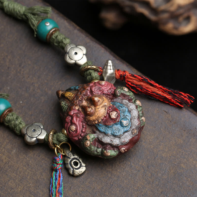 Buddha Stones Collier pendentif tibétain à pompon sculpté et peint, orné d'un tsa-tsa. - image 3
